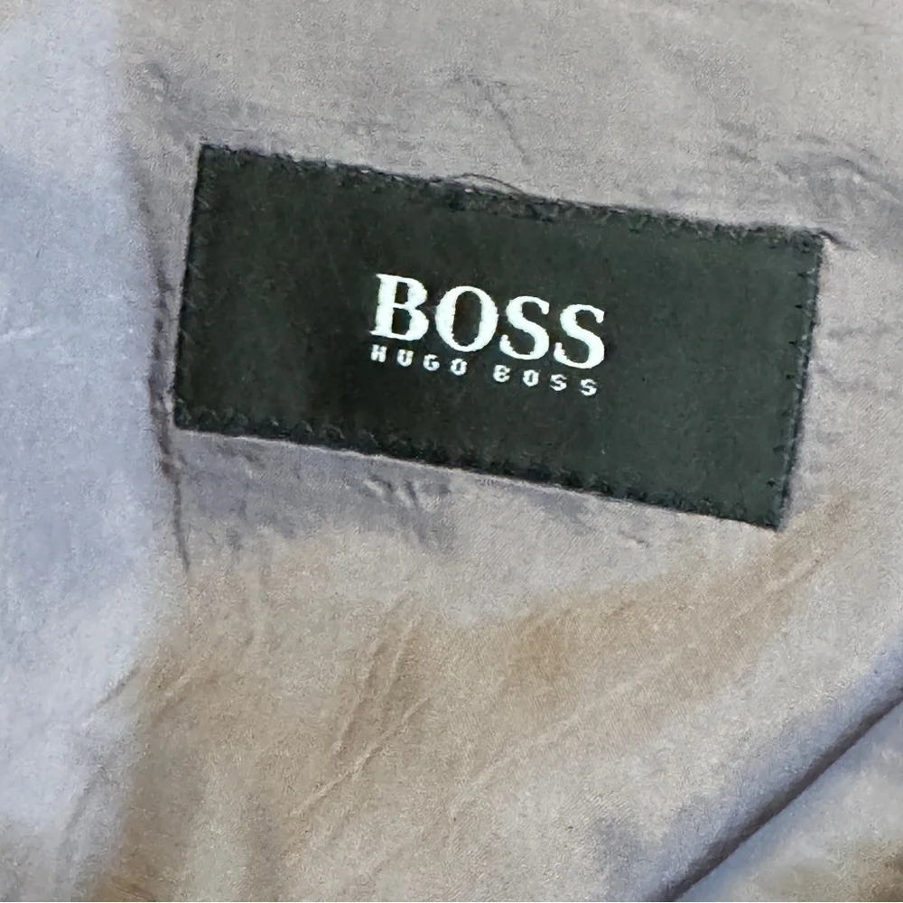 Hugo Boss 46L Good quality Gray in color and‎ rich looking